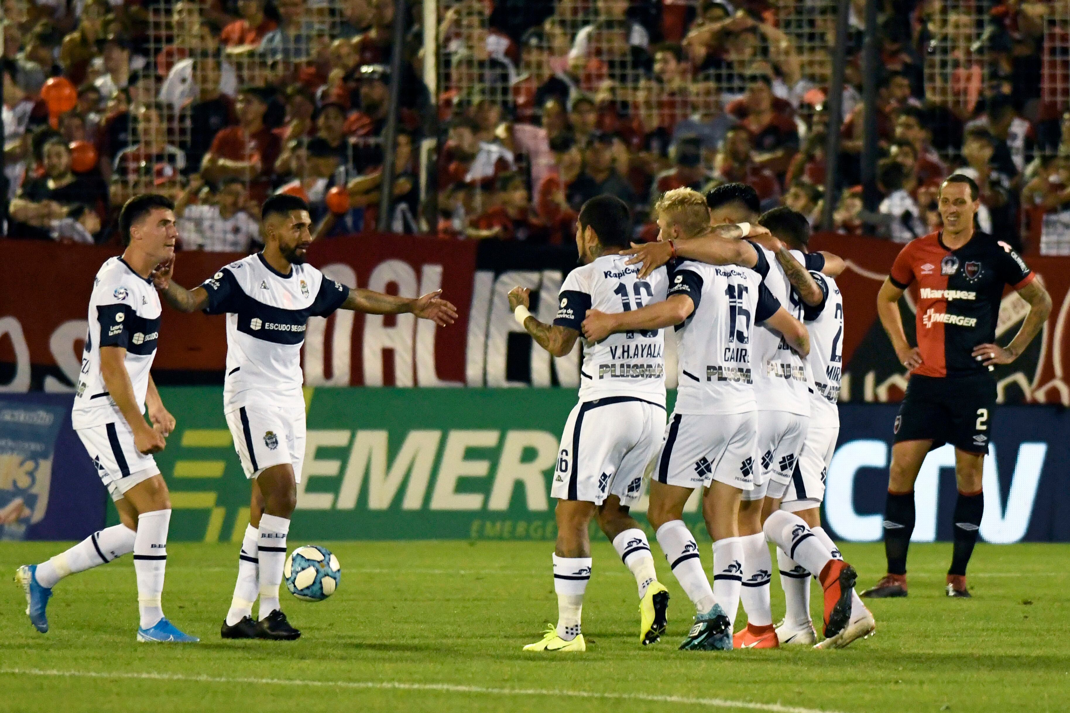 Todo Gimnasia festeja el triunfazo en Rosario ante Newell's Old Boys.