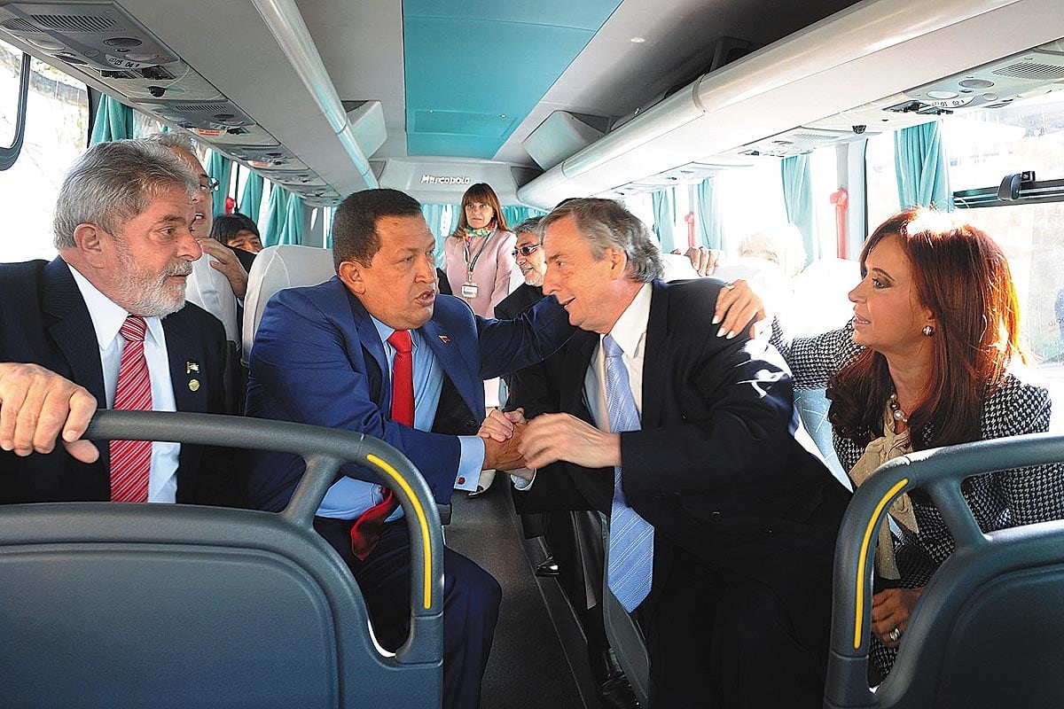 Lula, Chávez, Néstor y Cristina Kirchner, en la Cumbre de las Américas. Detrás asoma Evo Morales, que aún no era presidente. 