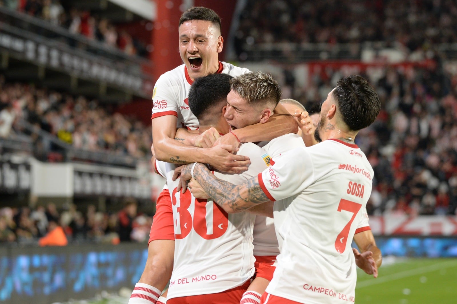 Todo Estudiantes festeja el golazo de Rollheiser