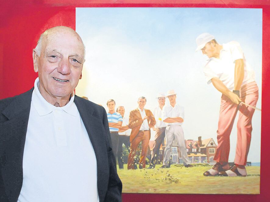 Roberto De Vicenzo posando frente a una foto suya.