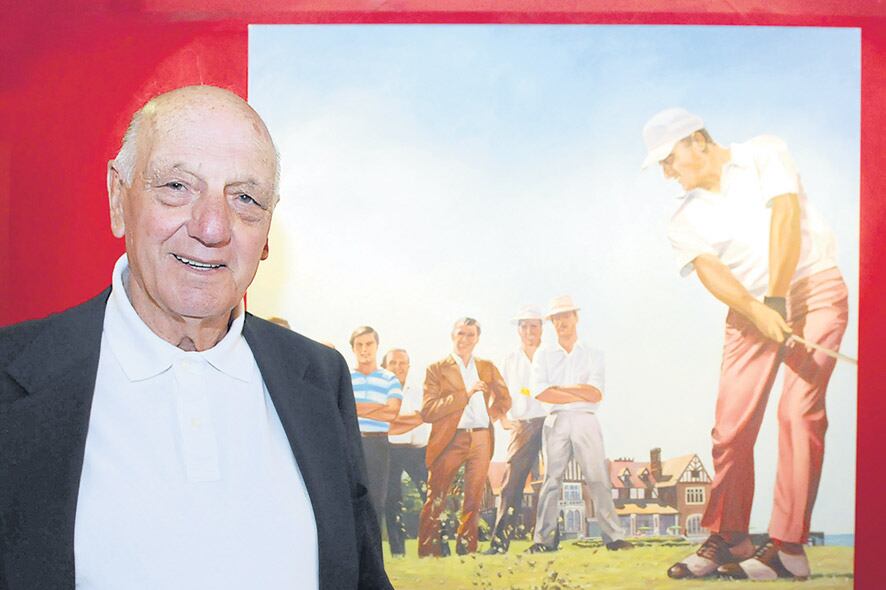 Roberto De Vicenzo posando frente a una foto suya.