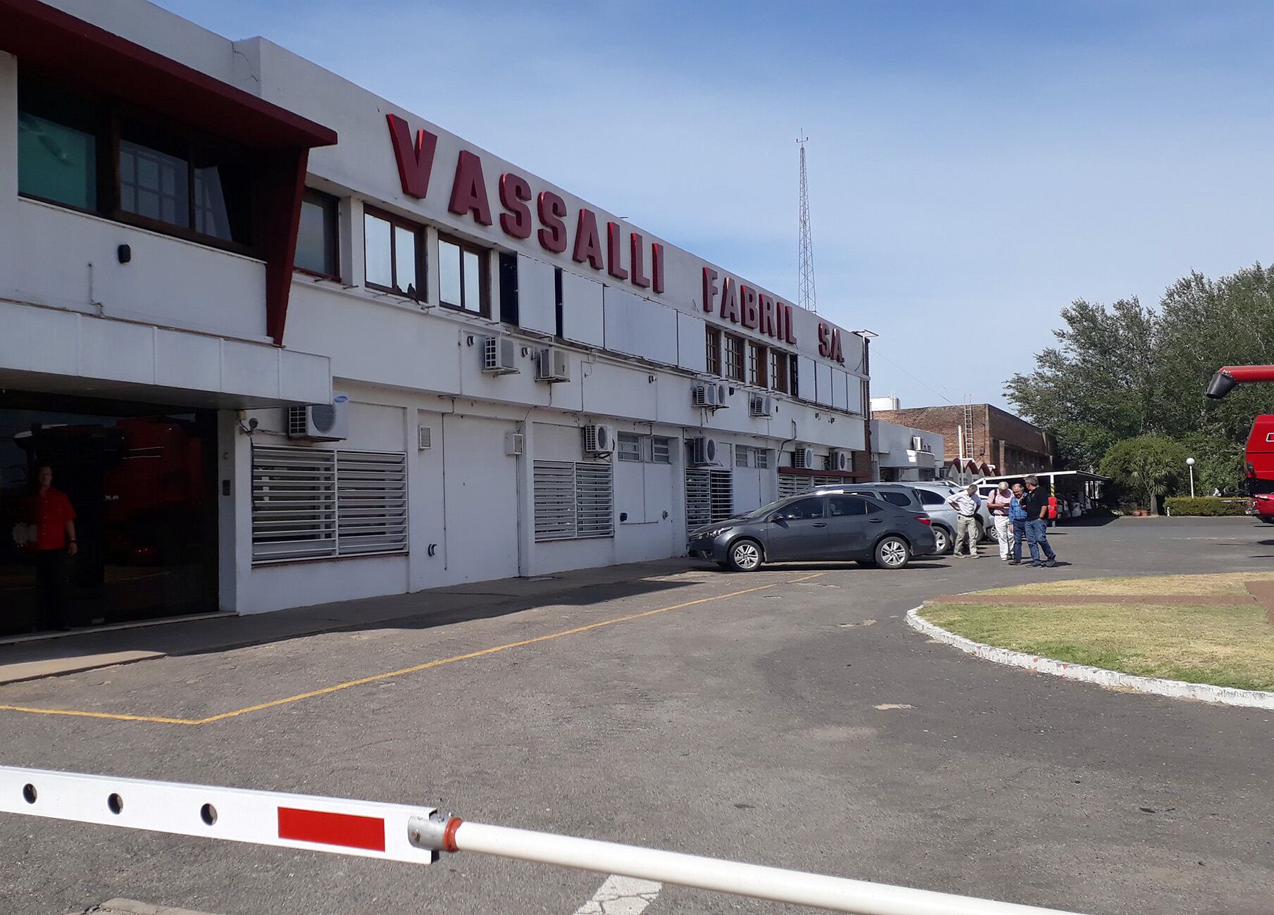 Los trabajadores de la cosechadora tomaron con mucha expectativa la decisión de la nieta.