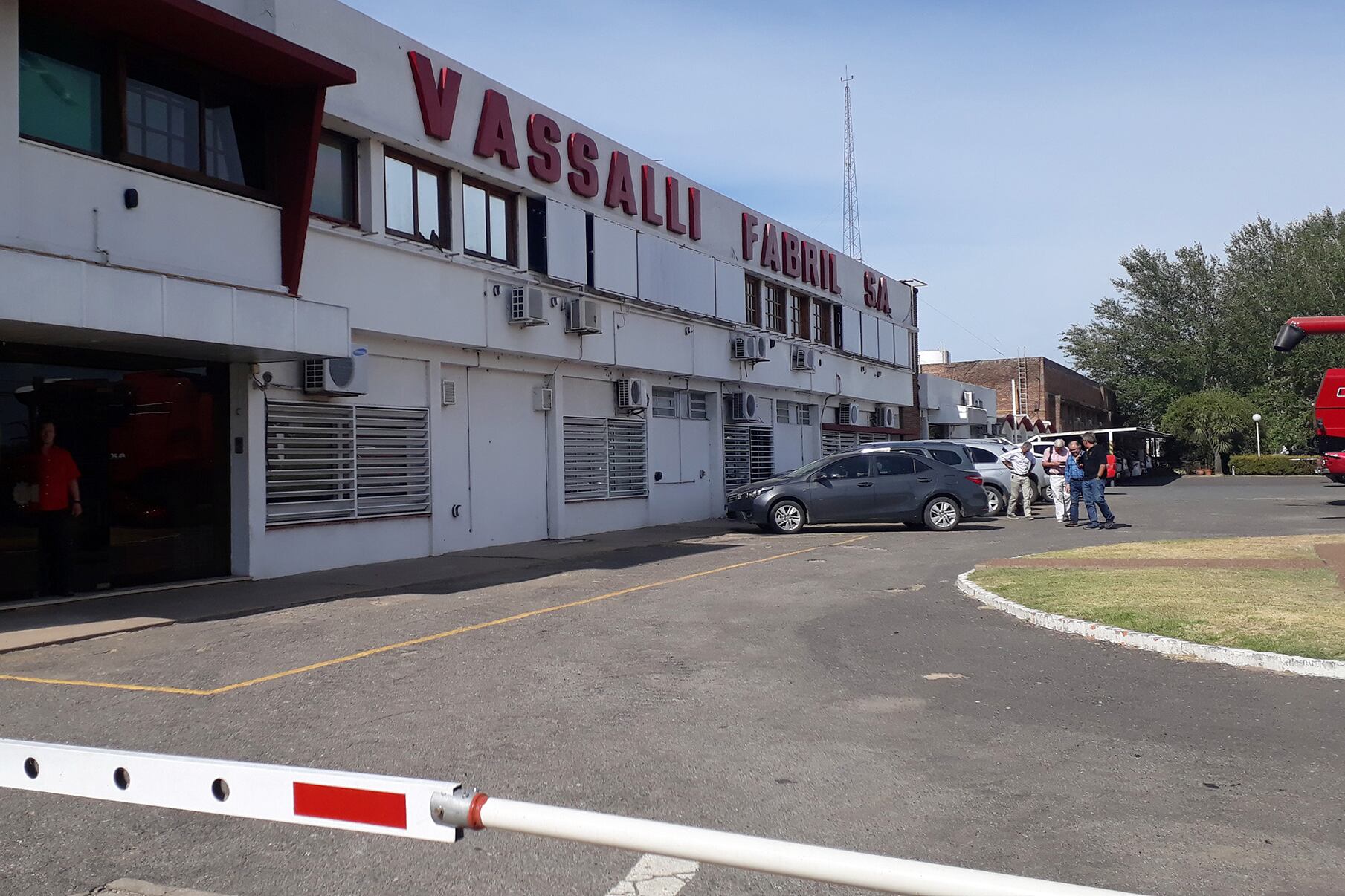 Los trabajadores de la cosechadora tomaron con mucha expectativa la decisión de la nieta.