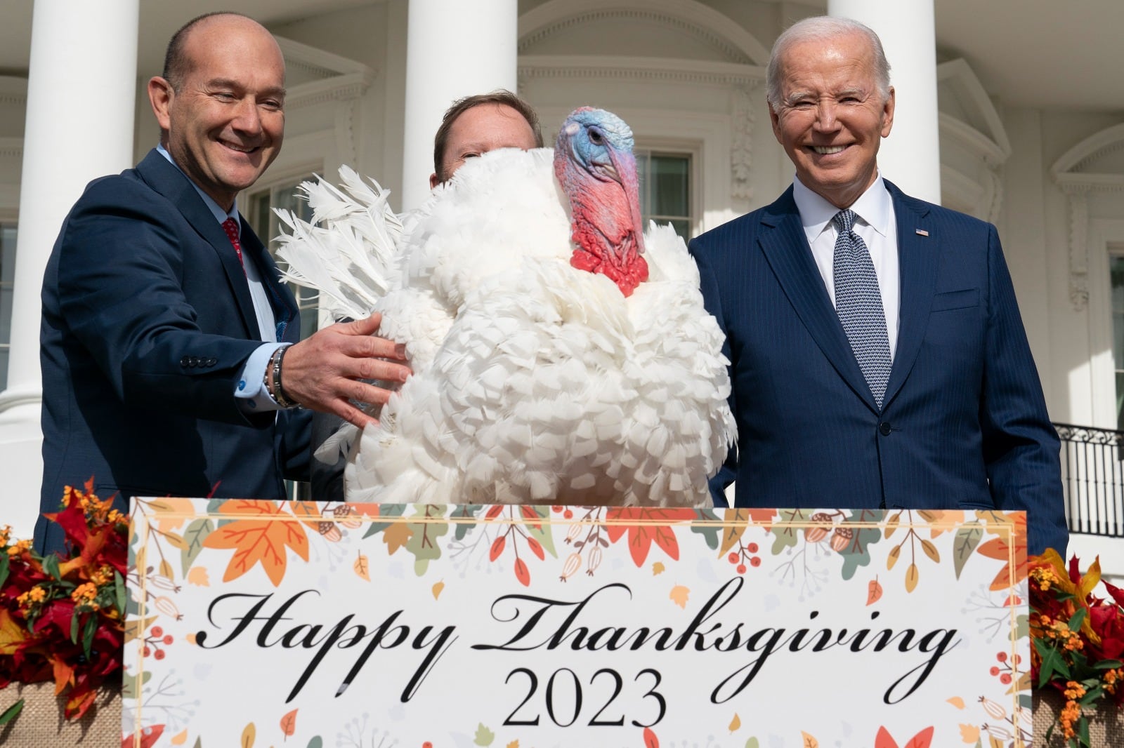 Joe Biden en la tradicional ceremonia de perdonarle la vida a dos pavos.