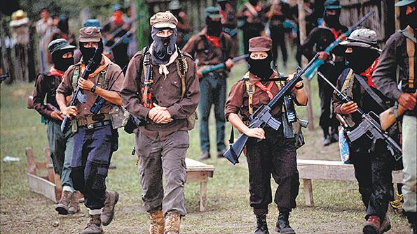 Marcos y escolta en la selva Lacandona, 1995. El zapatismo repudió sin ambigüedad a AMLO.