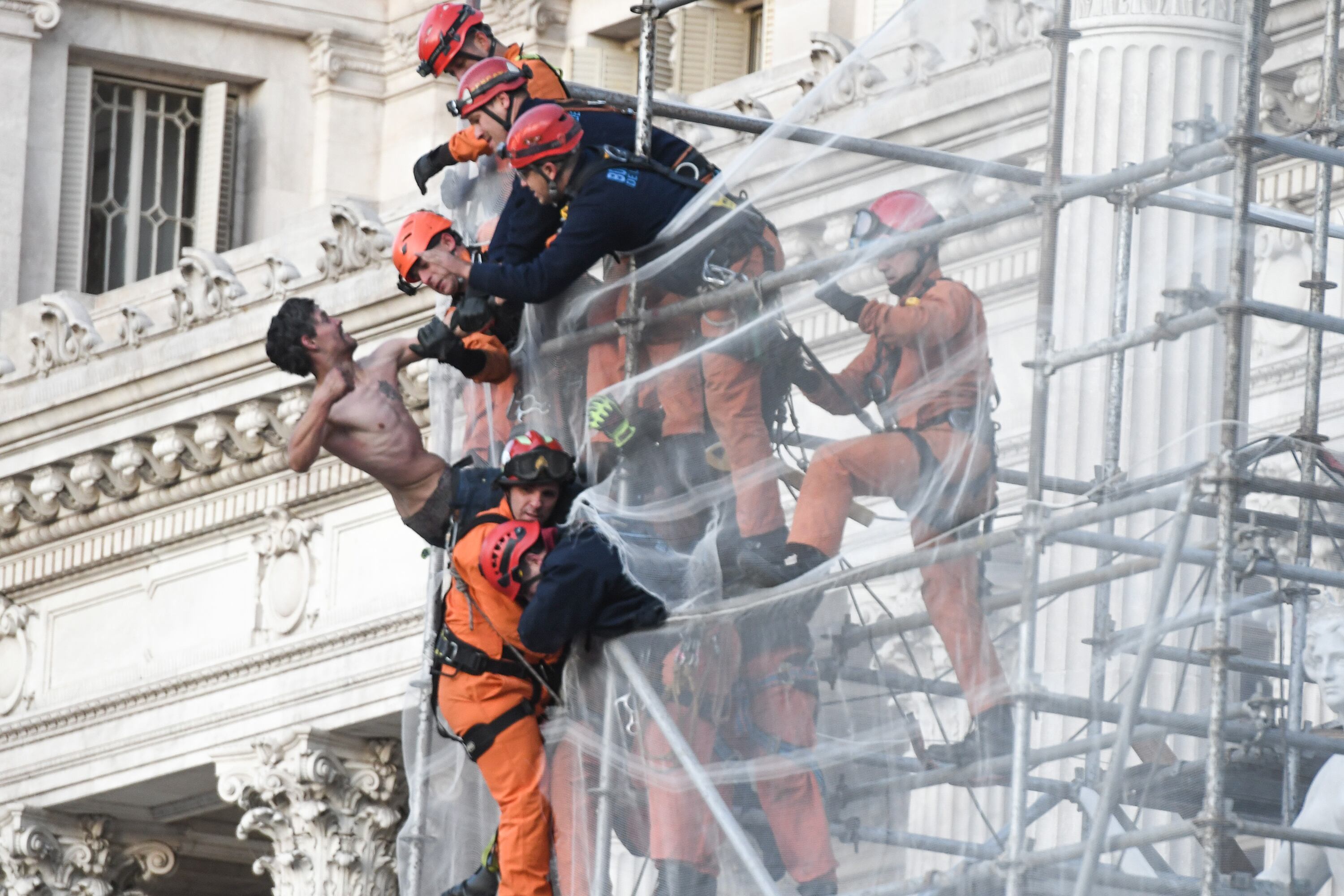 En acción. Un equipo del Grupo Especial de Rescatistas (GER) logró bajar al hombre.