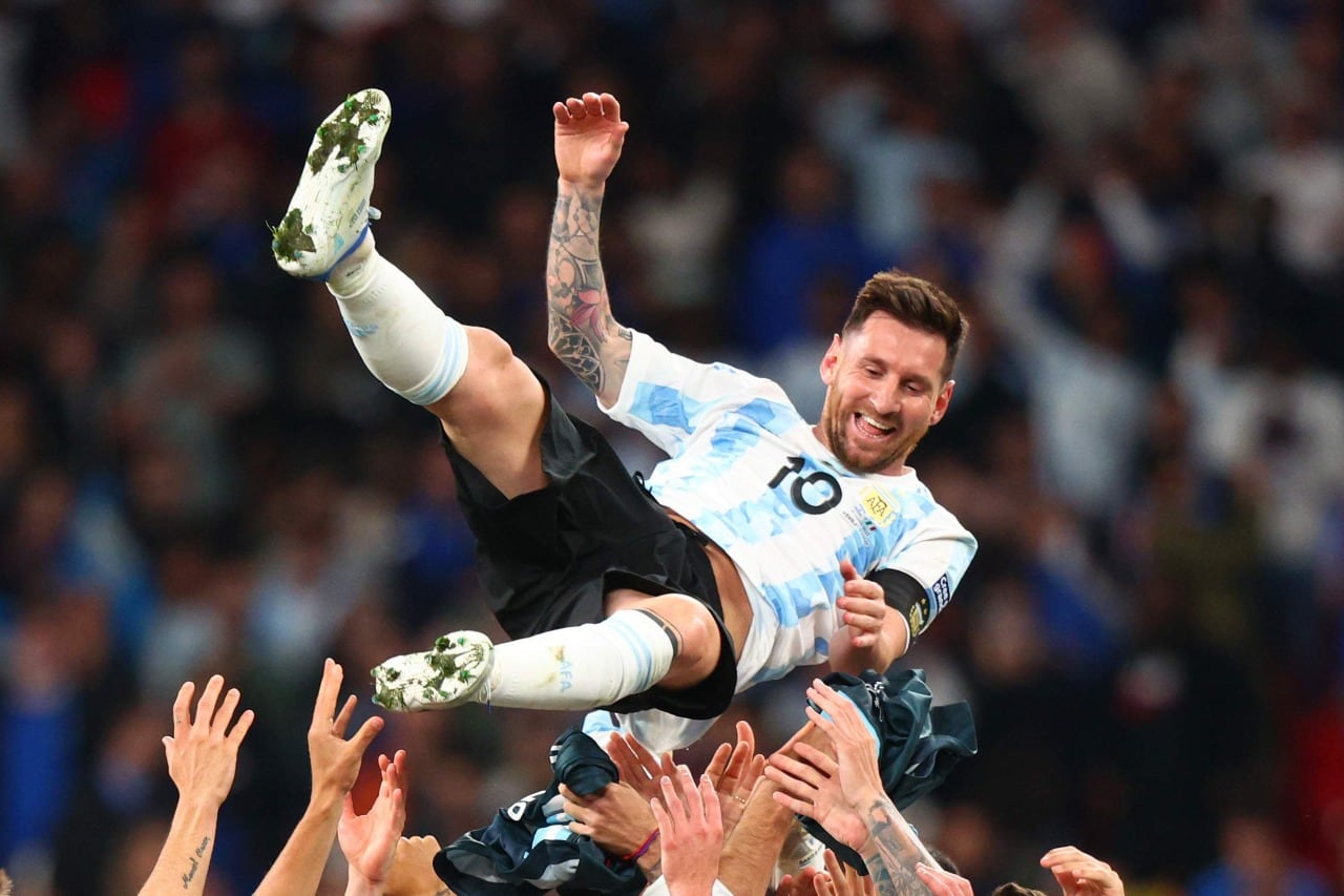 Messi, capitán de la Selección, en plena vigencia.