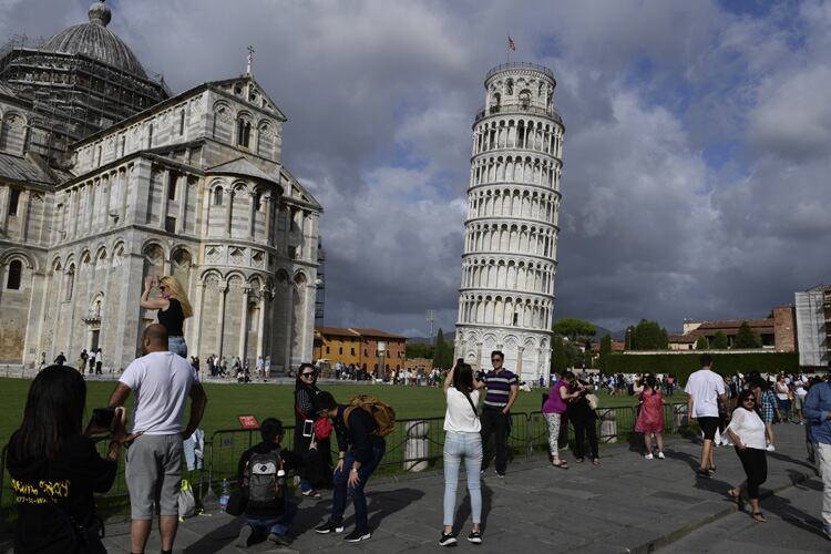 La Torre fue construida en Pisa en el siglo XII y la inclinación comenzó en su edificación.