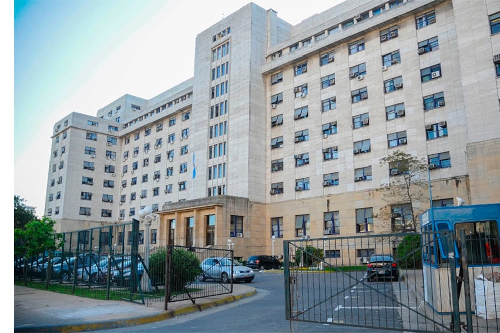 La Cámara Nacional de Casación revirtió un fallo que había condenado a un hombre de 28 años a seis años de prisión por un brutal ataque a su expareja.