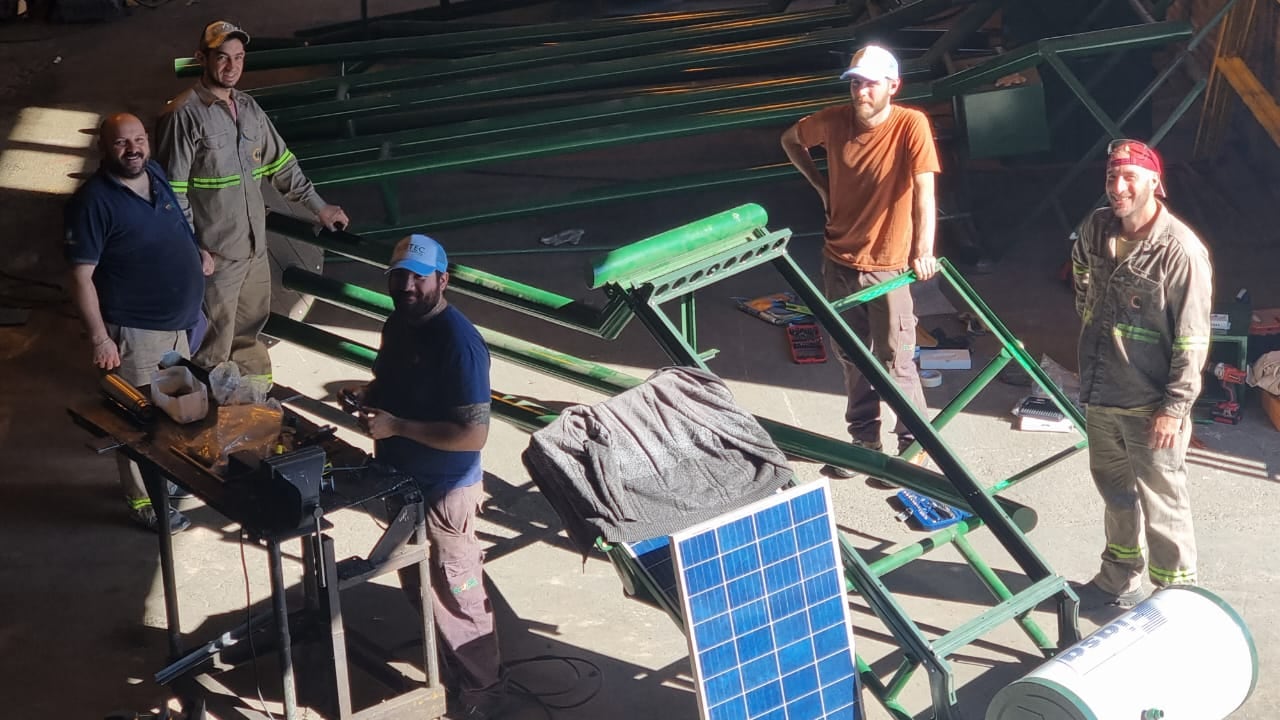 El trabajo cooperativo que da vida a los árboles solares. 