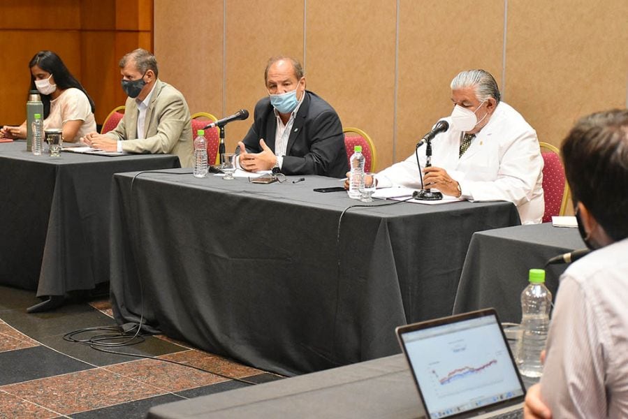 Esteban (de blanco). "Se mantiene la situación"