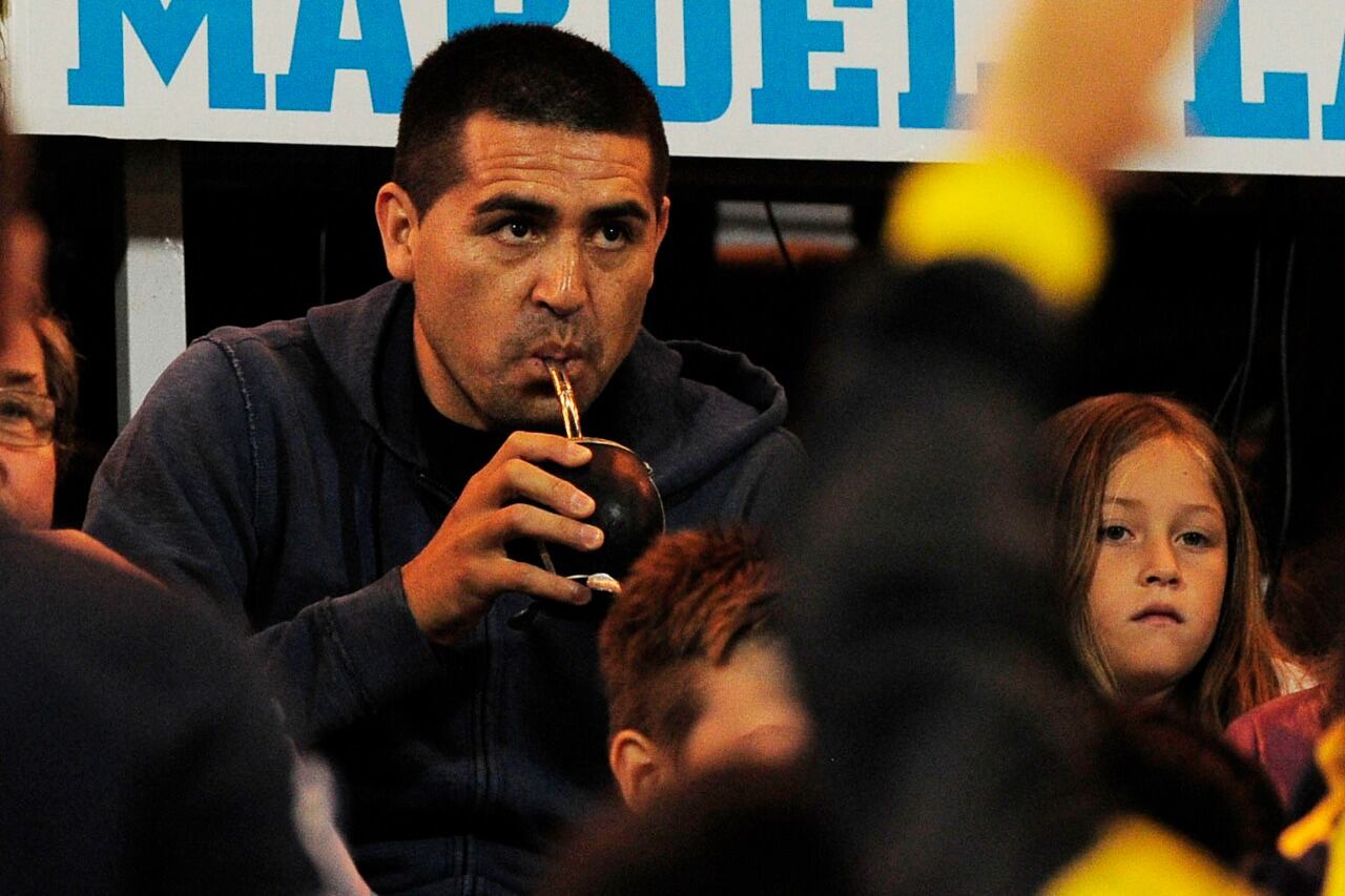 Riquelme con su habitual mate cuando mira a Boca.
