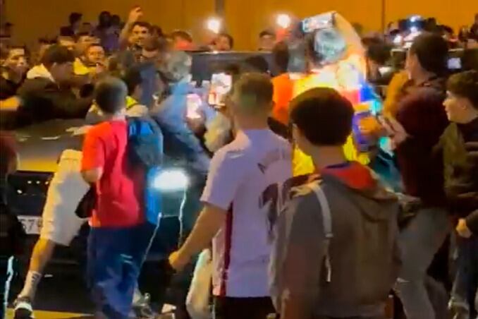 El momento de las agresiones de los aficionados al auto de Ronald Koeman 