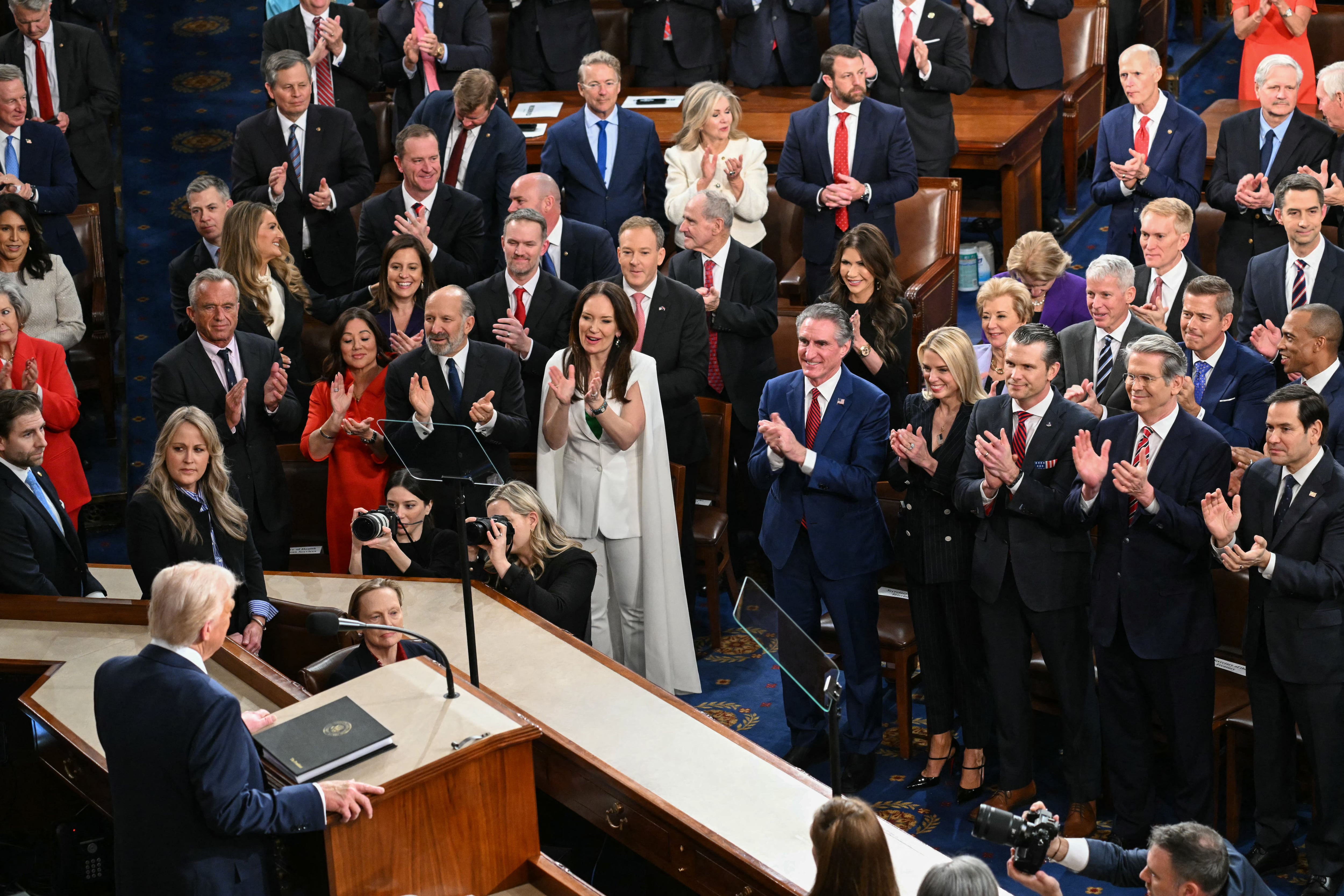 Trump se dirige a su bancada durante su discurso en el Congreso.