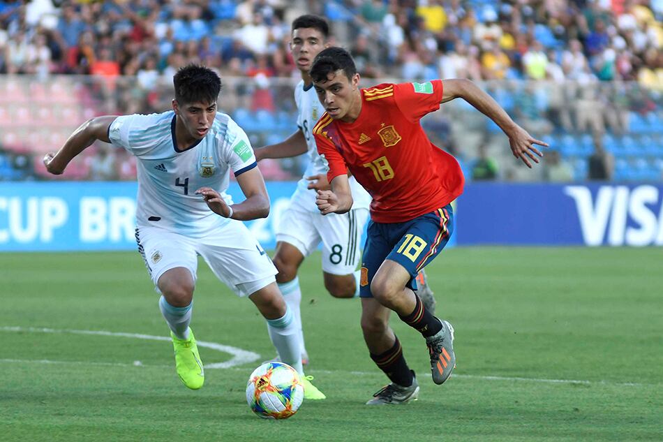 Krilanovich escapa de la marca de Carrillo. La Sub 17 igualó 0-0 con España.
