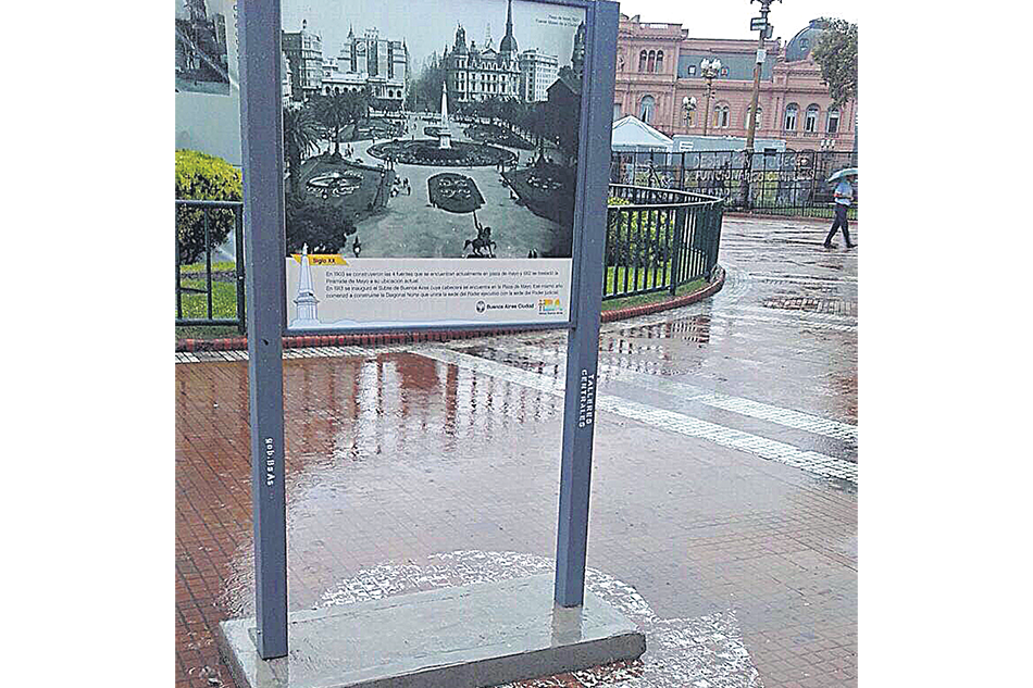 Los carteles que colocó el gobierno porteño en Plaza de Mayo.