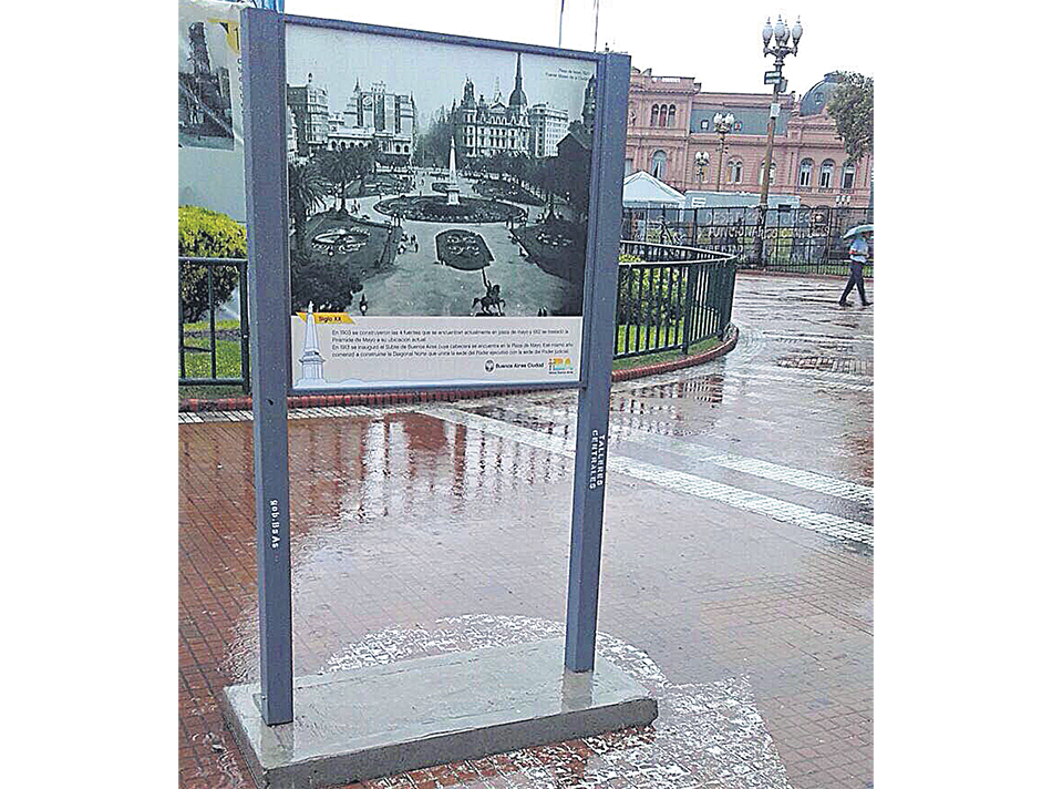 Los carteles que colocó el gobierno porteño en Plaza de Mayo.