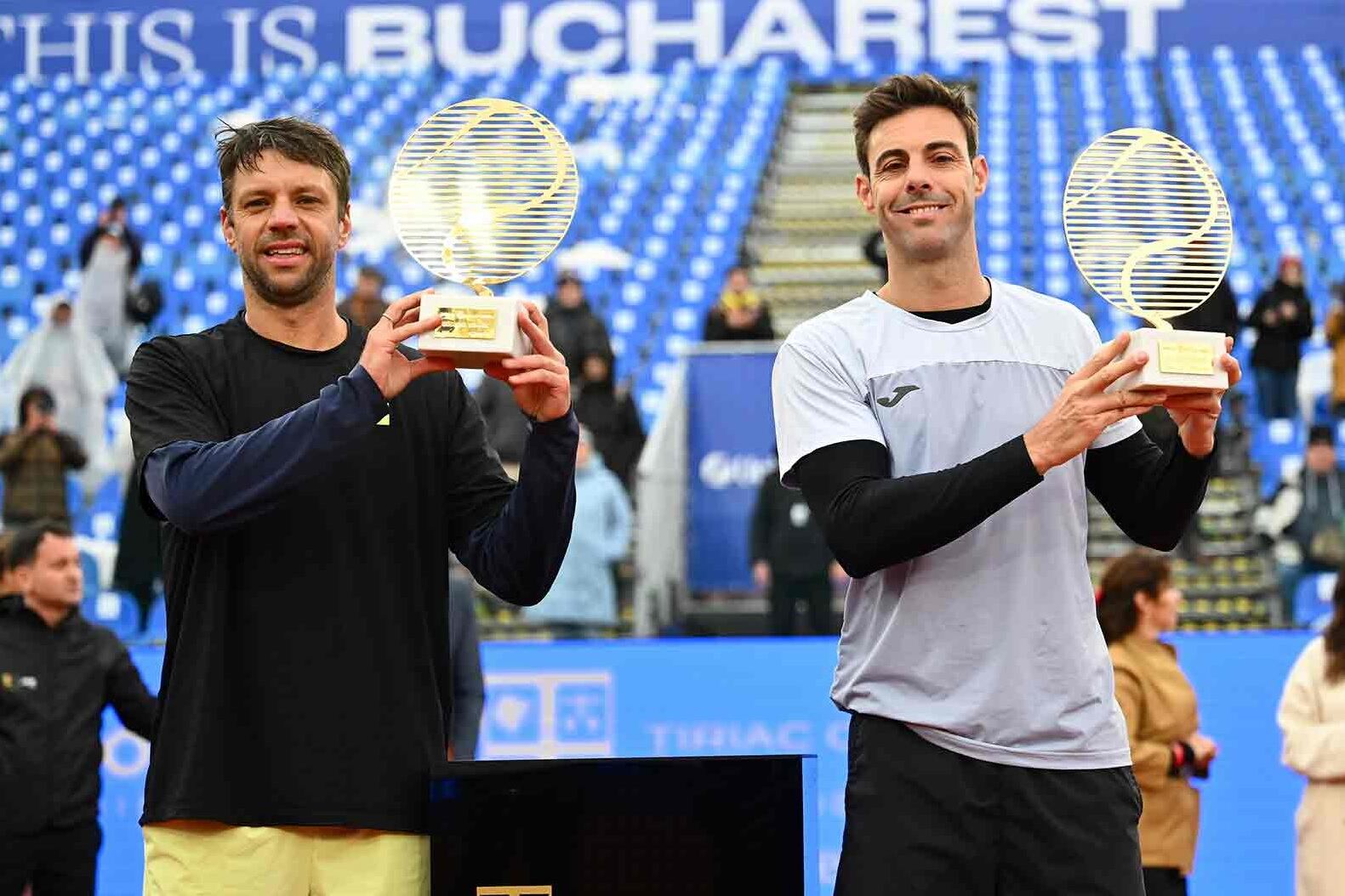 Zeballos, con el trofeo de Bucarest.
