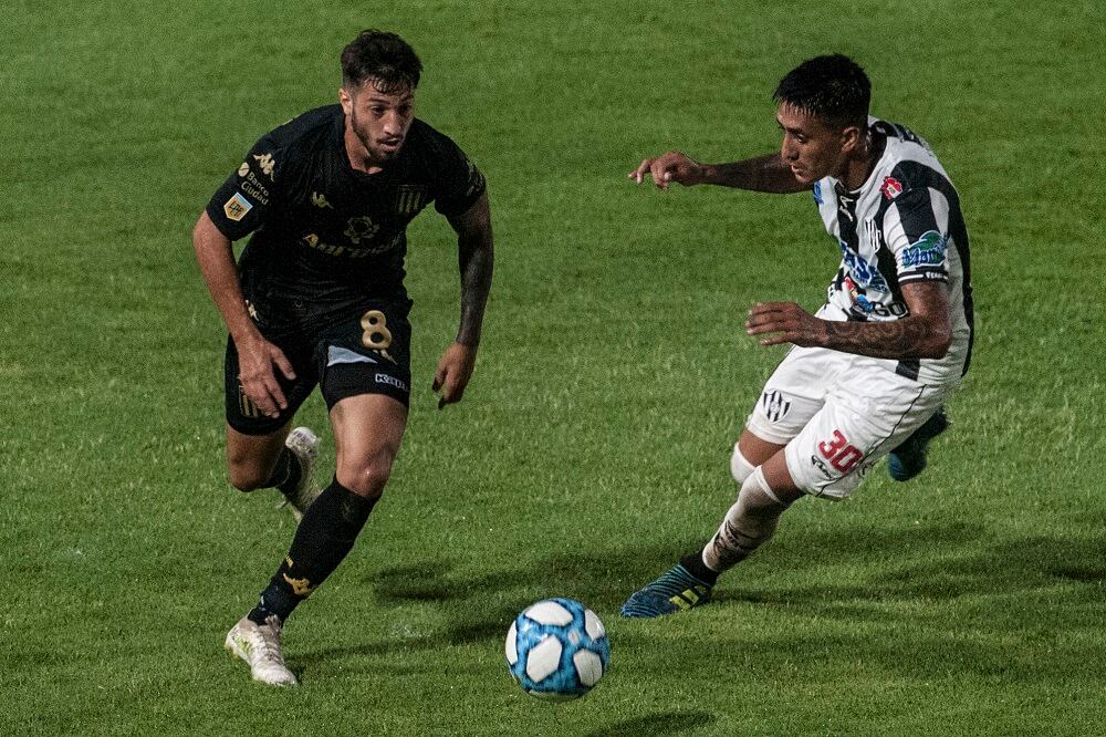 Fabricio Domínguez se lleva el balón ante la oposición de Rosales.
