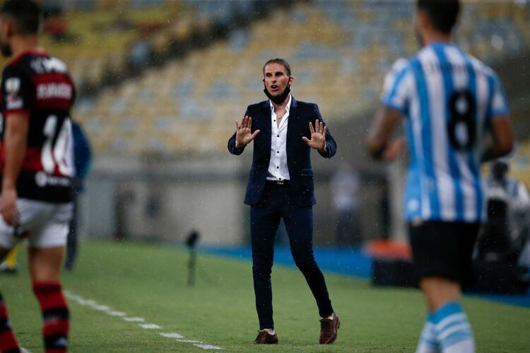 Beccacece dando indicaciones ante Flamengo, por la Libertadores. 