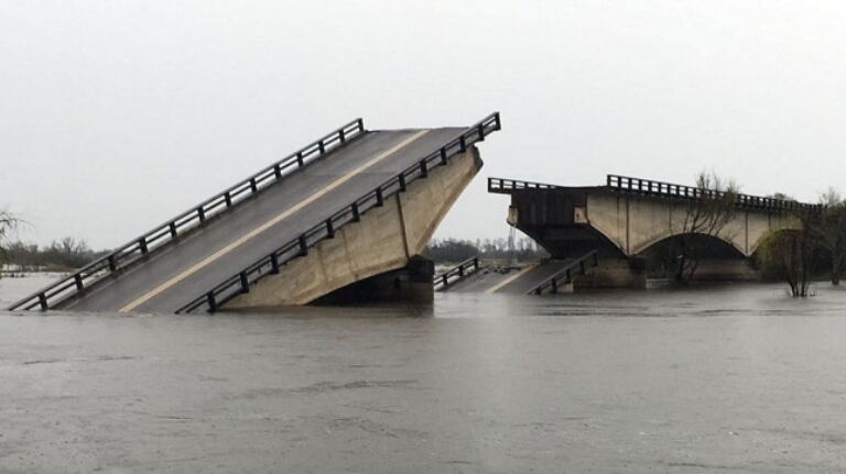 Así quedó el puente tras desmoronarse.