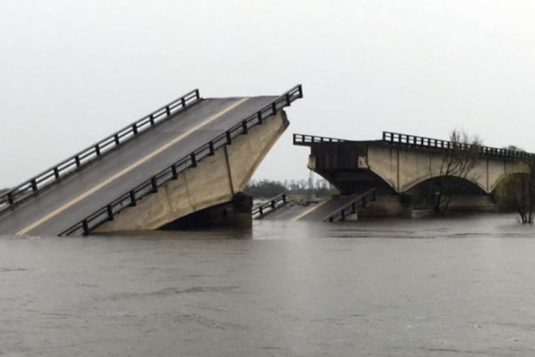 Así quedó el puente tras desmoronarse.