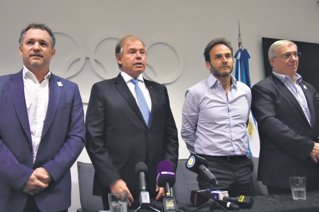 Gerardo Werthein (segundo de la izquierda), presidente del Comité Olímpico, encabezó la charla.