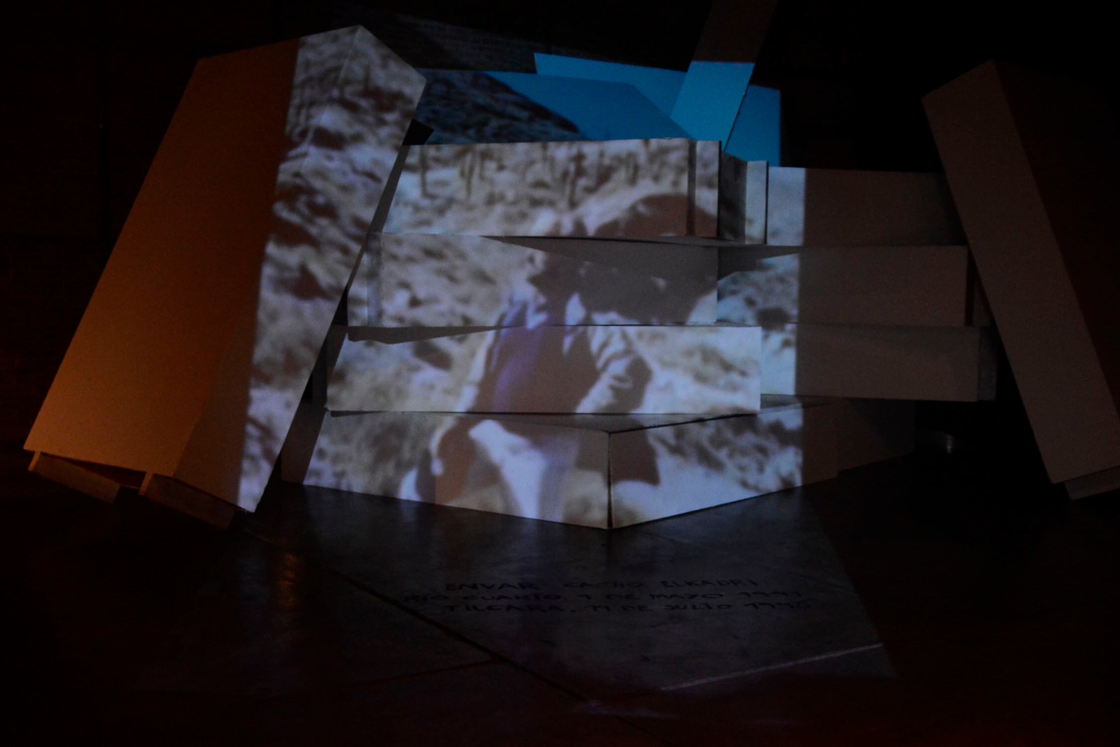 La muestra dialoga con otra obra a través de la proyección de una foto de Envar El Kadri.