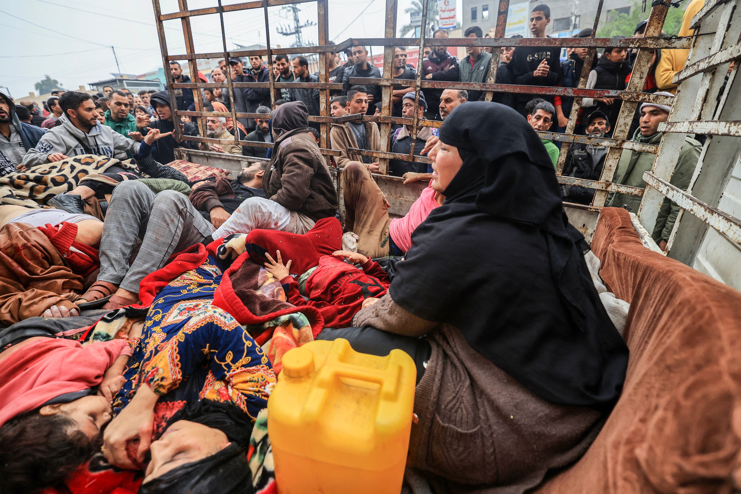 Heridos son transportados al hospital Nasser, en Jan Yunis. 
