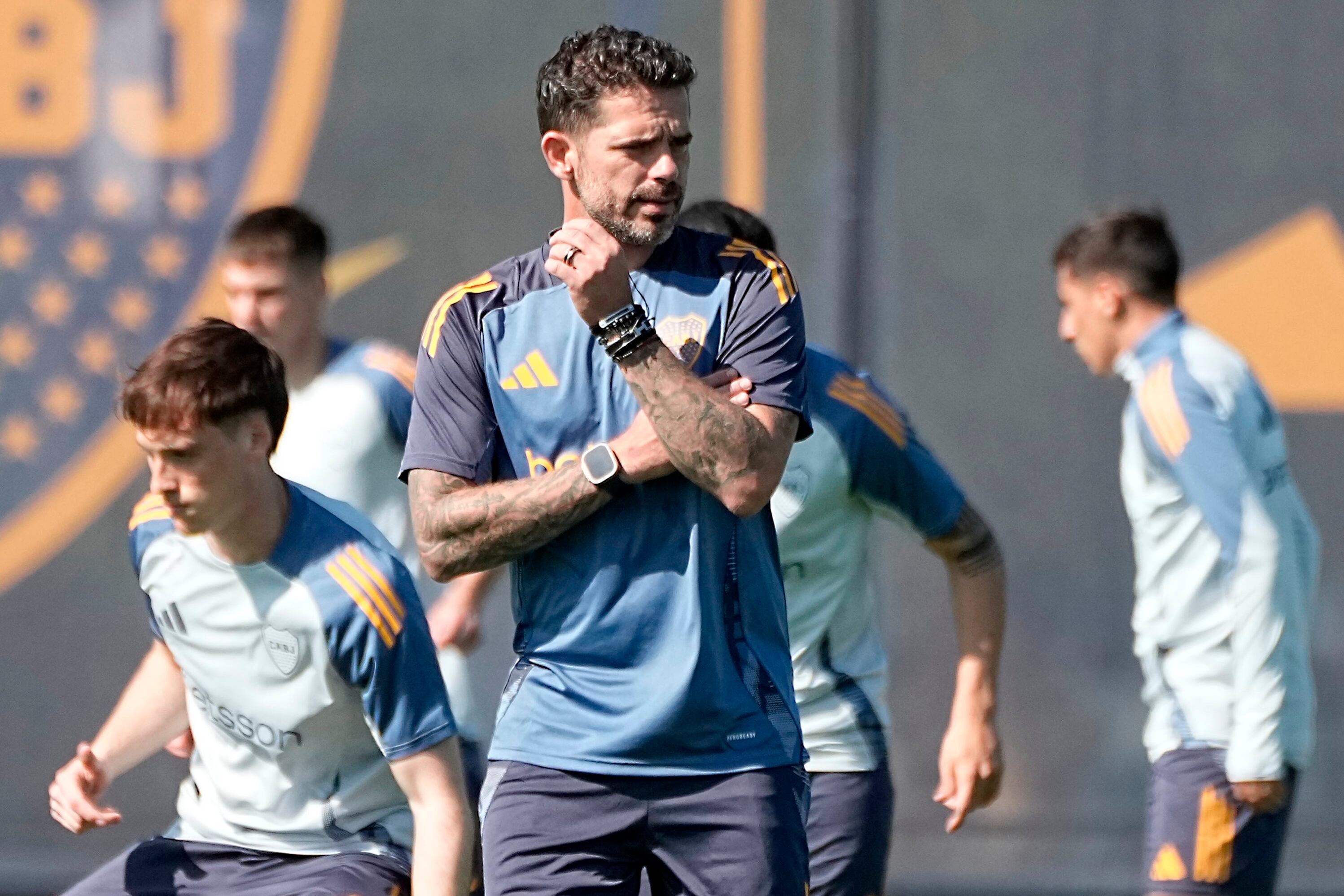Fernando Gago piensa cómo mejorar el equipo durante la práctica xeneize