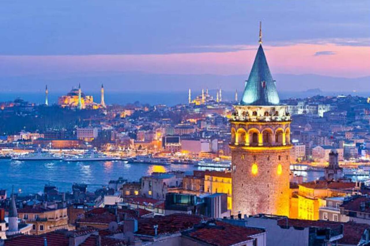 La vista de la ciudad de Estambul al anochecer.