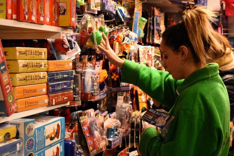 Los empleados de comercio cerraron una paritaria trimestral que otorga un aumento total del 27%