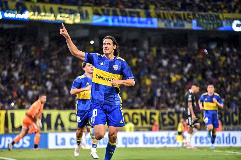 Cavani celebra uno de sus goles en una noche espectacular