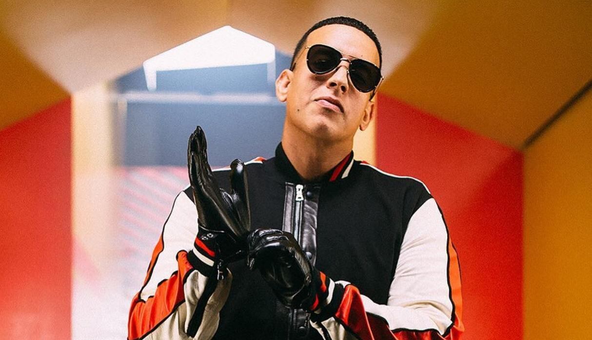 Hoy desde las 18, el pionero reggaetonero Daddy Yankee lustrará su corte de pelo y el piso de GEBA/Sede Newbery.
