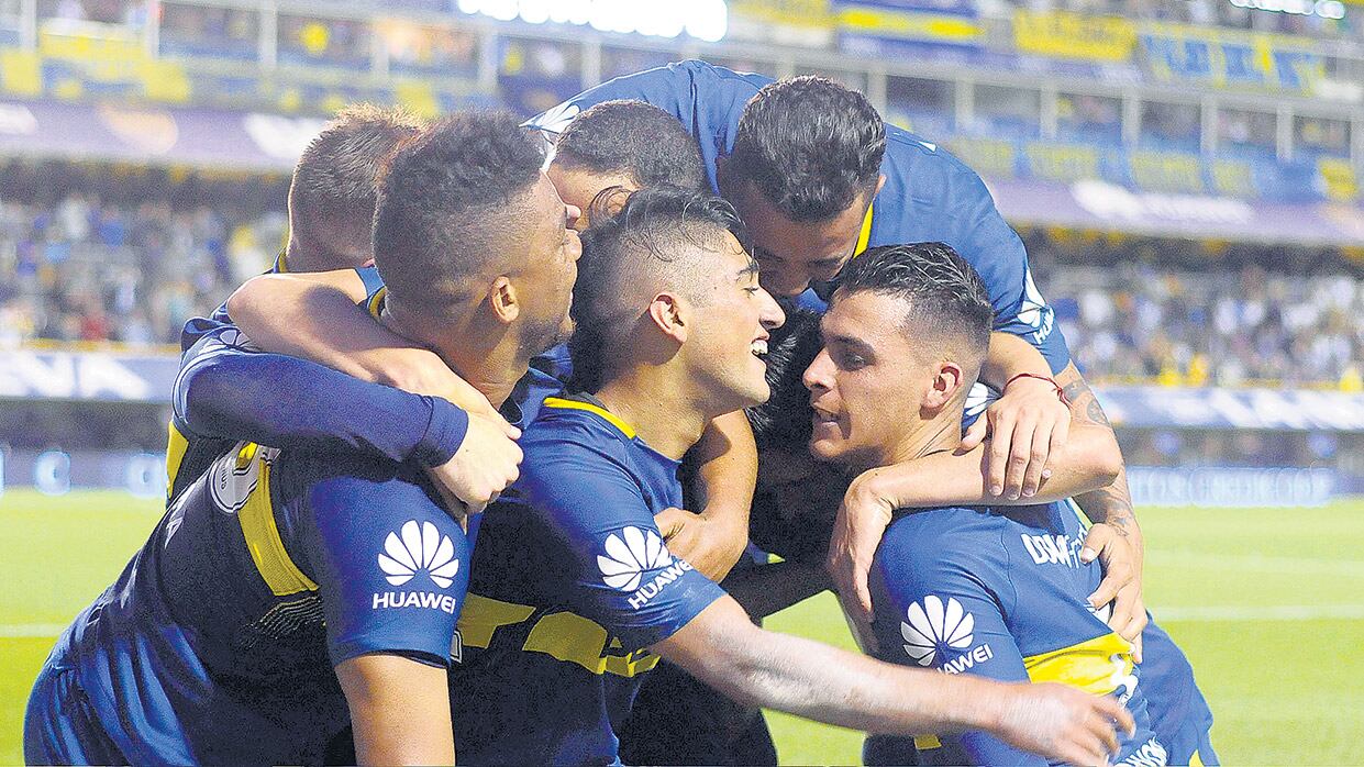 Los jugadores de Boca festejan junto al colombiano Cardona el segundo gol de Boca, el que terminó asegurando el triunfo.