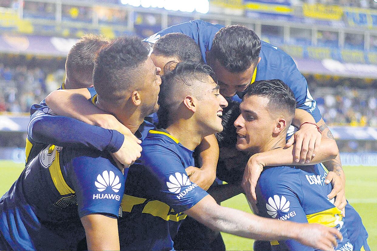 Los jugadores de Boca festejan junto al colombiano Cardona el segundo gol de Boca, el que terminó asegurando el triunfo.