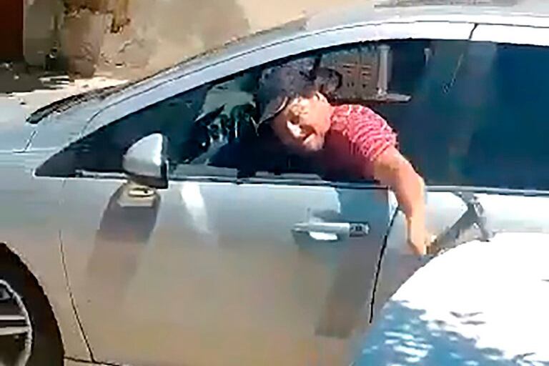 El hombre fue detenido e imputado por los delitos de amenazas calificadas, desobediencia a la autoridad y violación de domicilio.