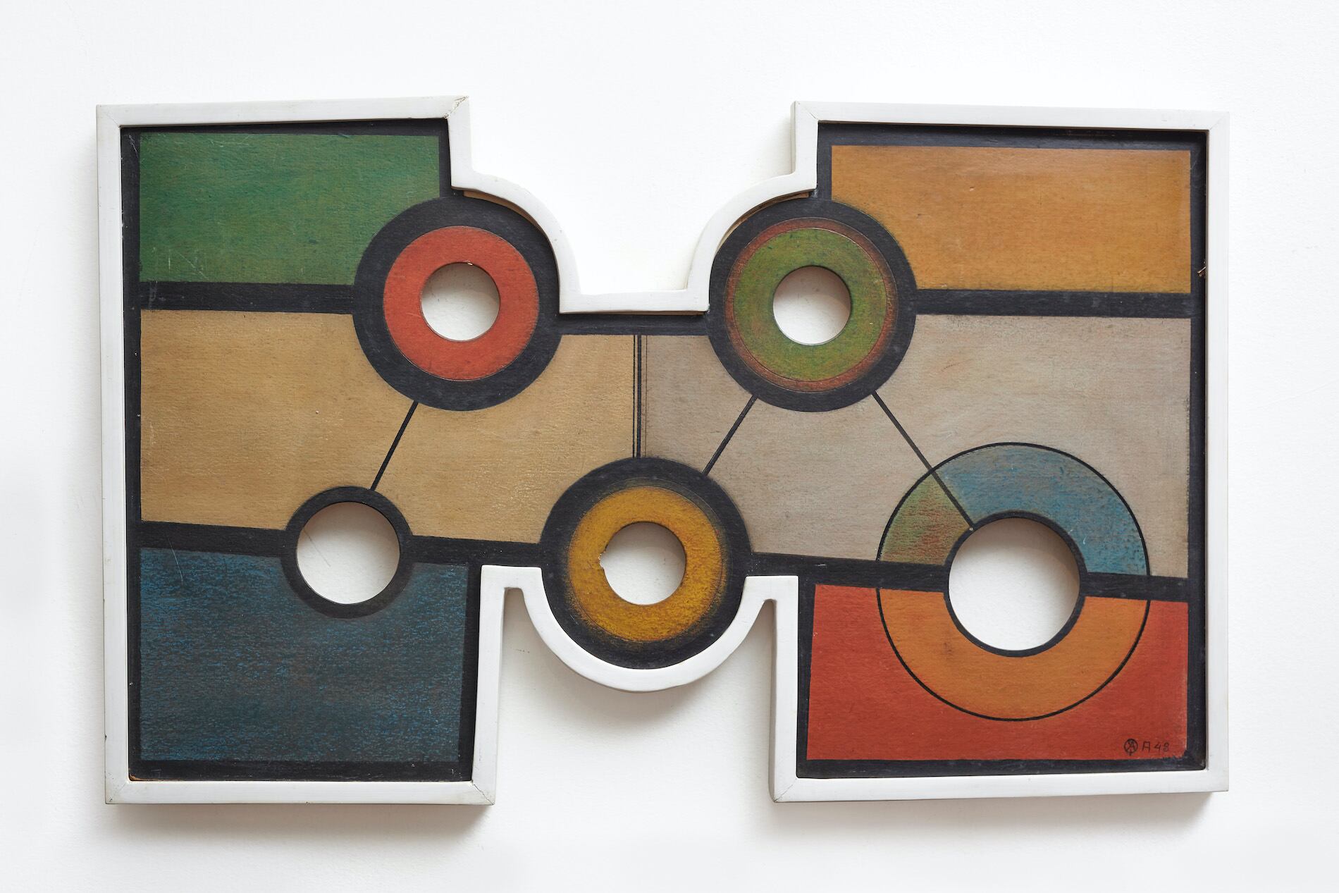 "Coronas 5", 1948, óleo de Arden Quin, 54,5 x 33 cm. Abajo: Coplanal nº66, 2007, acrílico sobre PVC, de Arden Quin, 165 x 55x 5 cm.