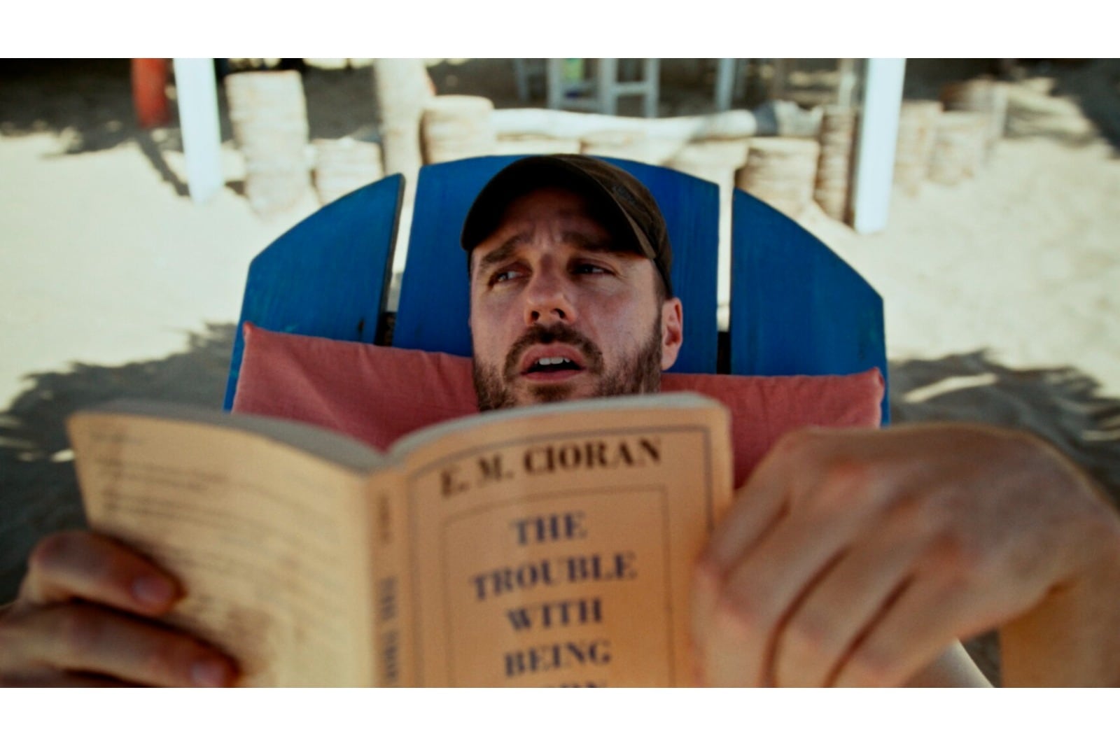 Todo comienza con un viaje supuestamente relajante a un paraíso gay.