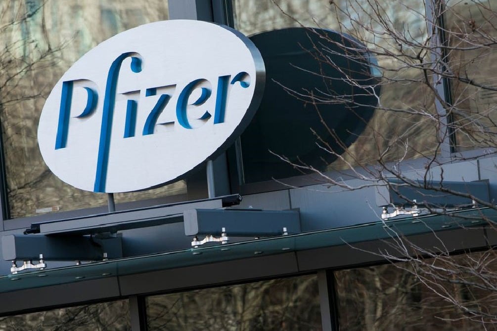 Pfizer evalúa si su vacuna es sumamente eficaz a la variante Ómicron.