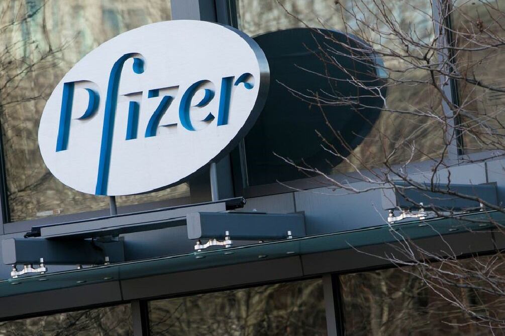 Pfizer evalúa si su vacuna es sumamente eficaz a la variante Ómicron.