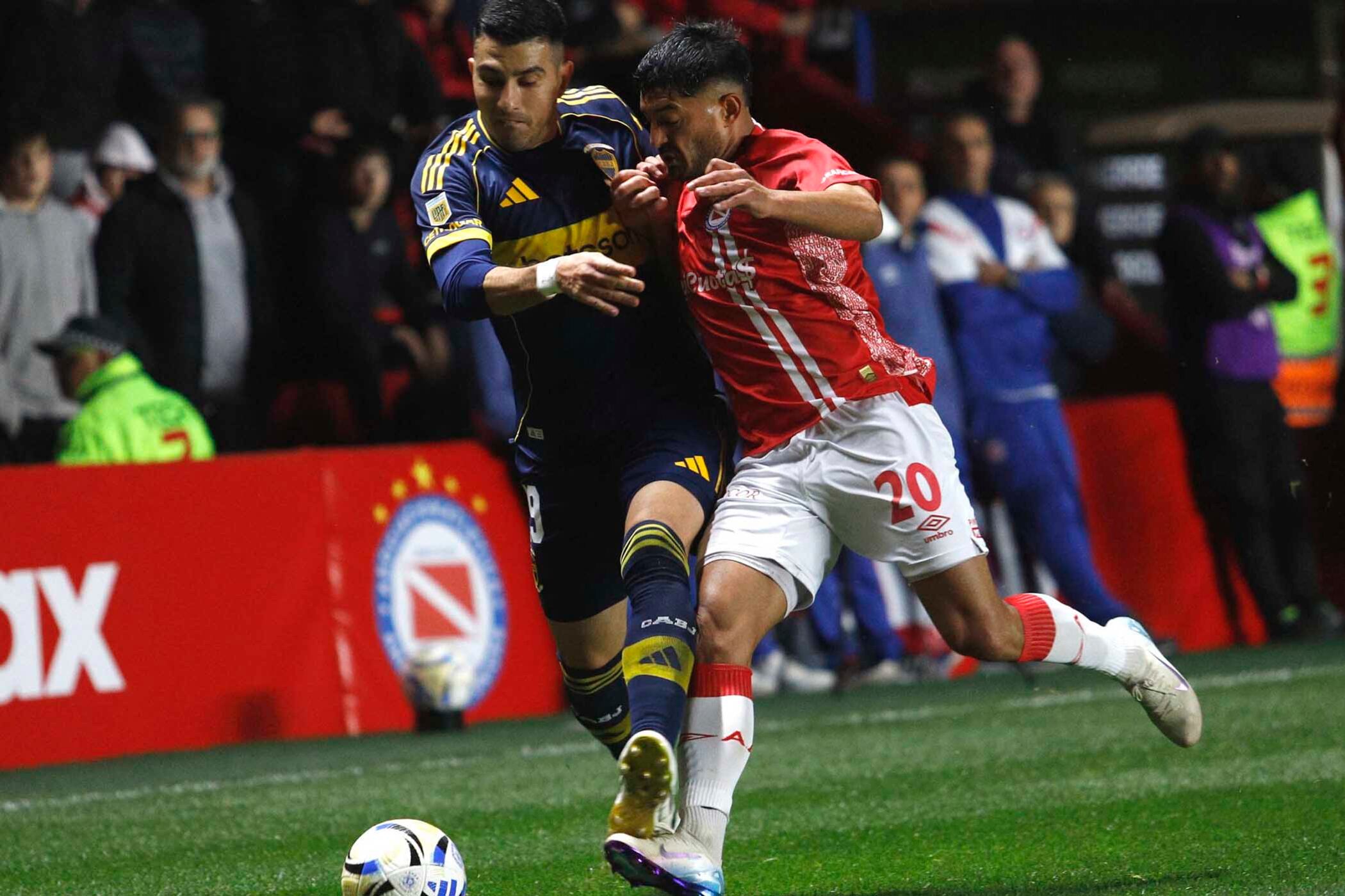 Battaglia y Prieto luchan por la posesión de la pelota