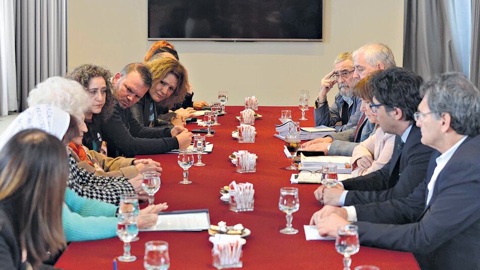Los ministros Germán Garavano, Patricia Bullrich y el secretario Claudio Avruj con representantes de organismos de derechos humanos.