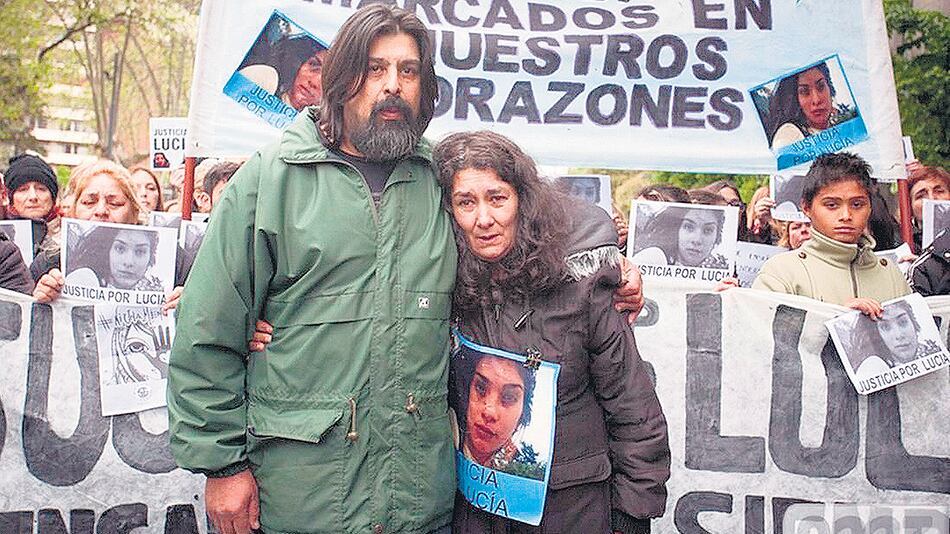 Los padres de Lucía Pérez, Marta Montero y Guillermo Pérez, durante las marchas en reclamo de justicia.