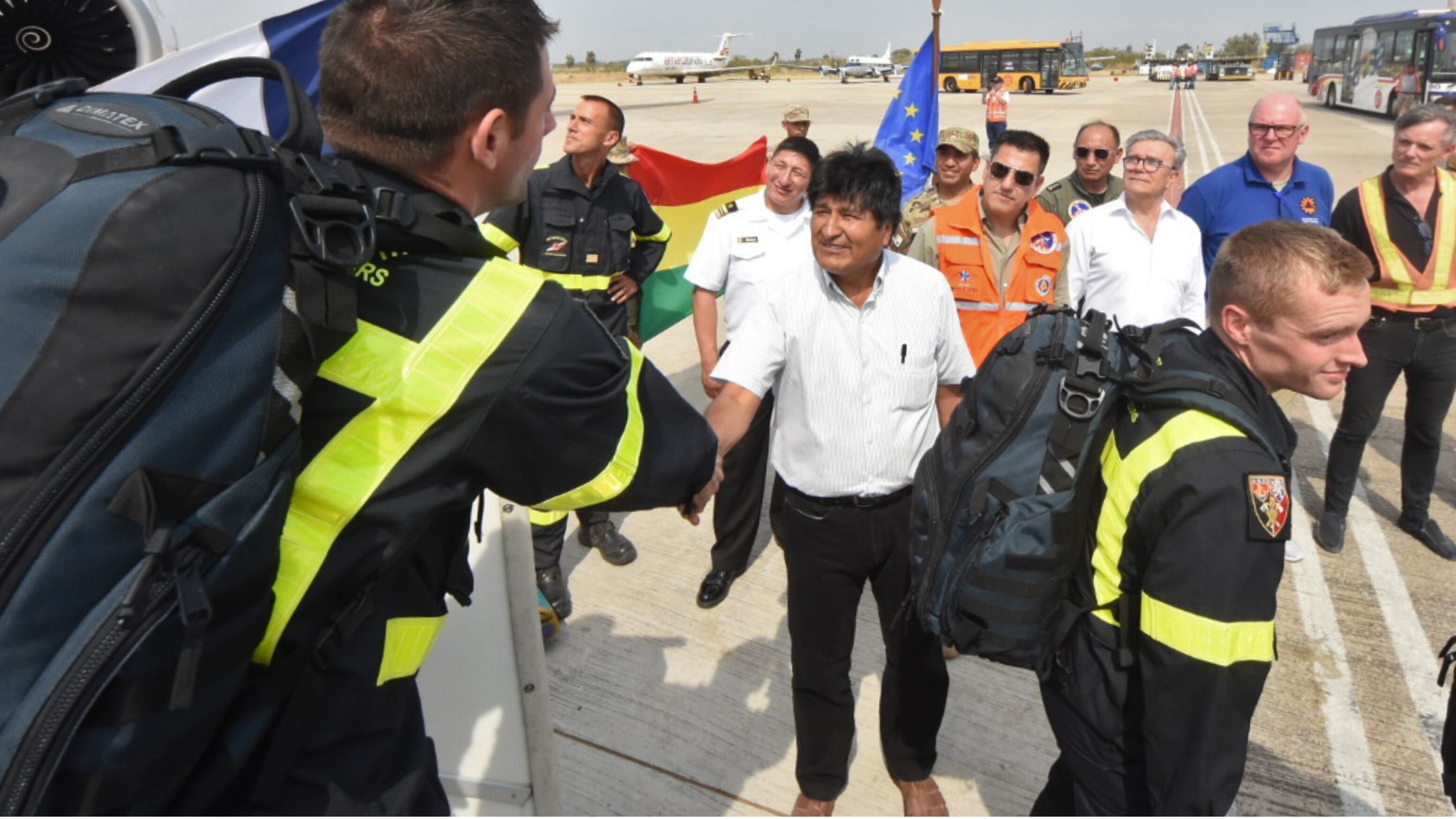 Evo Morales recibe a los bomberos franceses que ayudarán a apagar los incendios en el sudeste de Bolivia. 