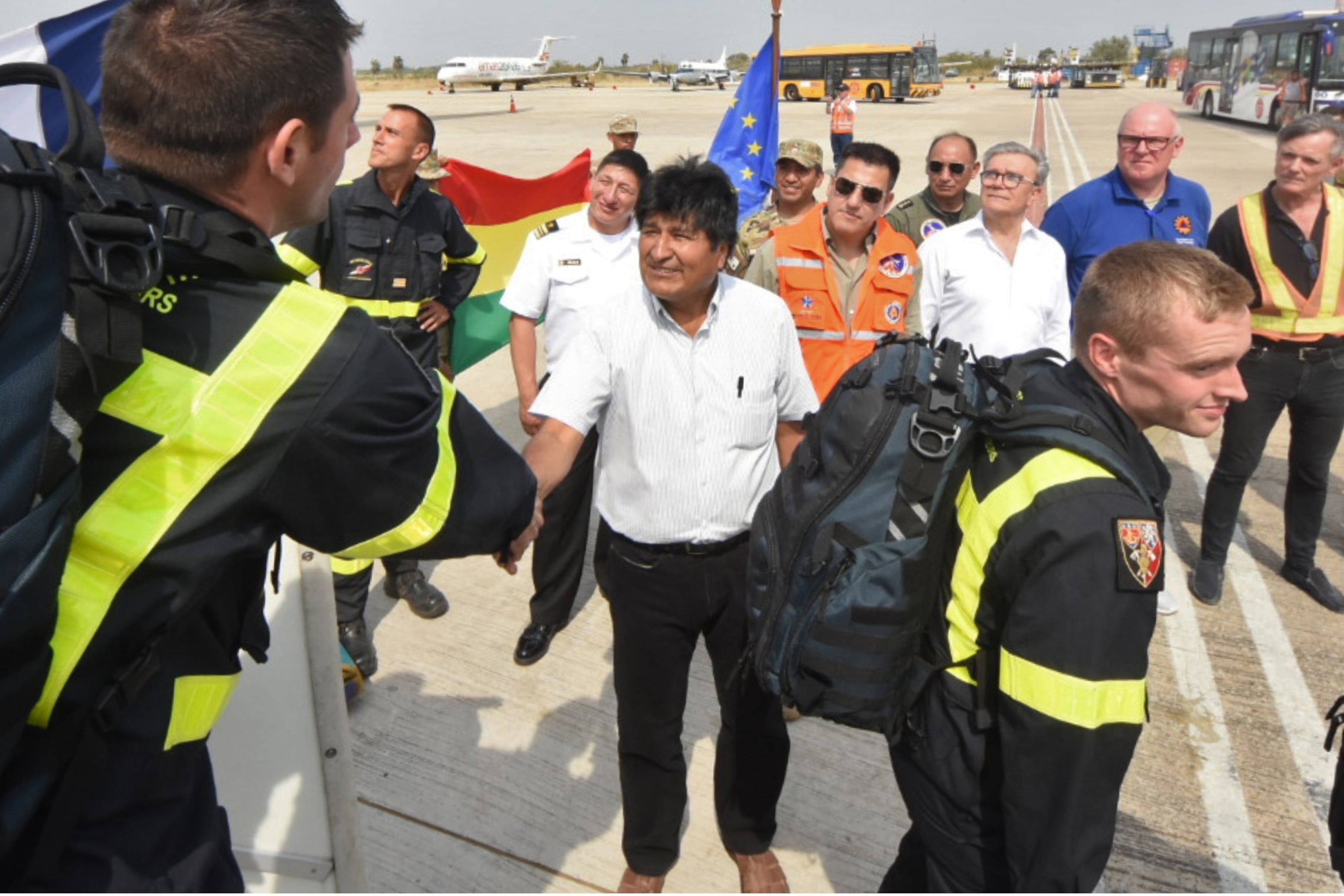 Evo Morales recibe a los bomberos franceses que ayudarán a apagar los incendios en el sudeste de Bolivia.