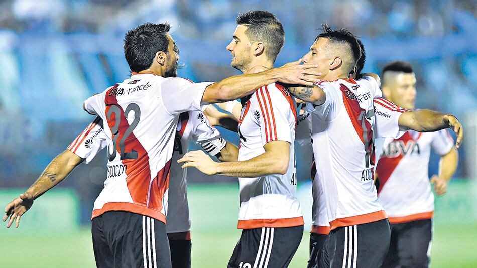 El festejo de los futbolistas de River tras el gol de Scocco, el único que marcaron ante el entusiasta Temperley.