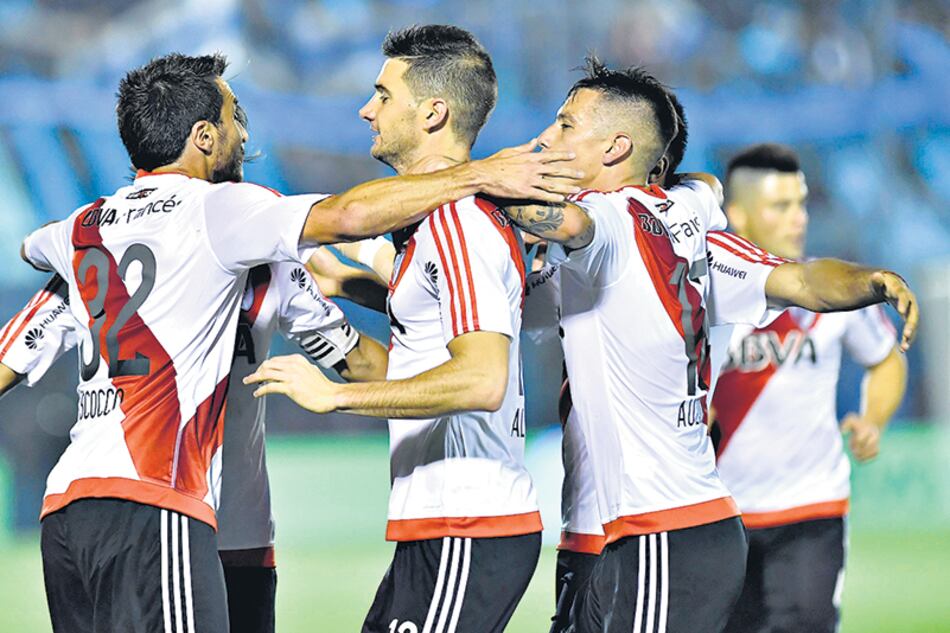 El festejo de los futbolistas de River tras el gol de Scocco, el único que marcaron ante el entusiasta Temperley.
