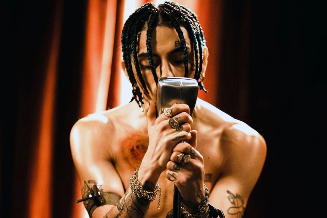 Un trapero encadenado al dolor en el clip de Keloke, el último lanzamiento de Khea, con formato cinematográfico.