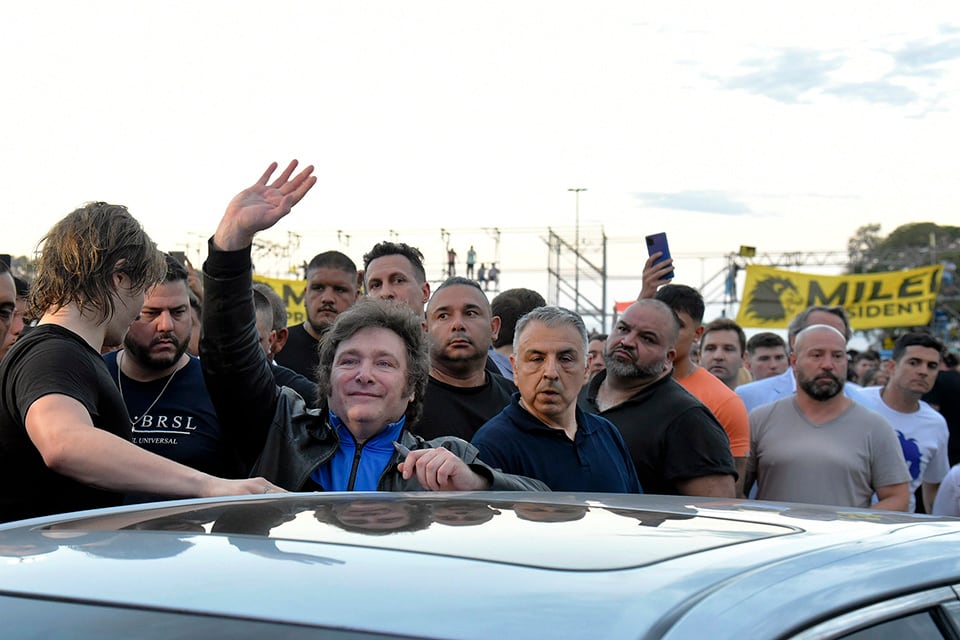 Milei rodeados por el público y también por seguridad.